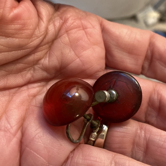 Earliest 1930s root beer lucite screw back earrings. - Picture 4 of 4